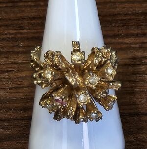 Vintage Rhinestone Spray On A Goldtone Ring